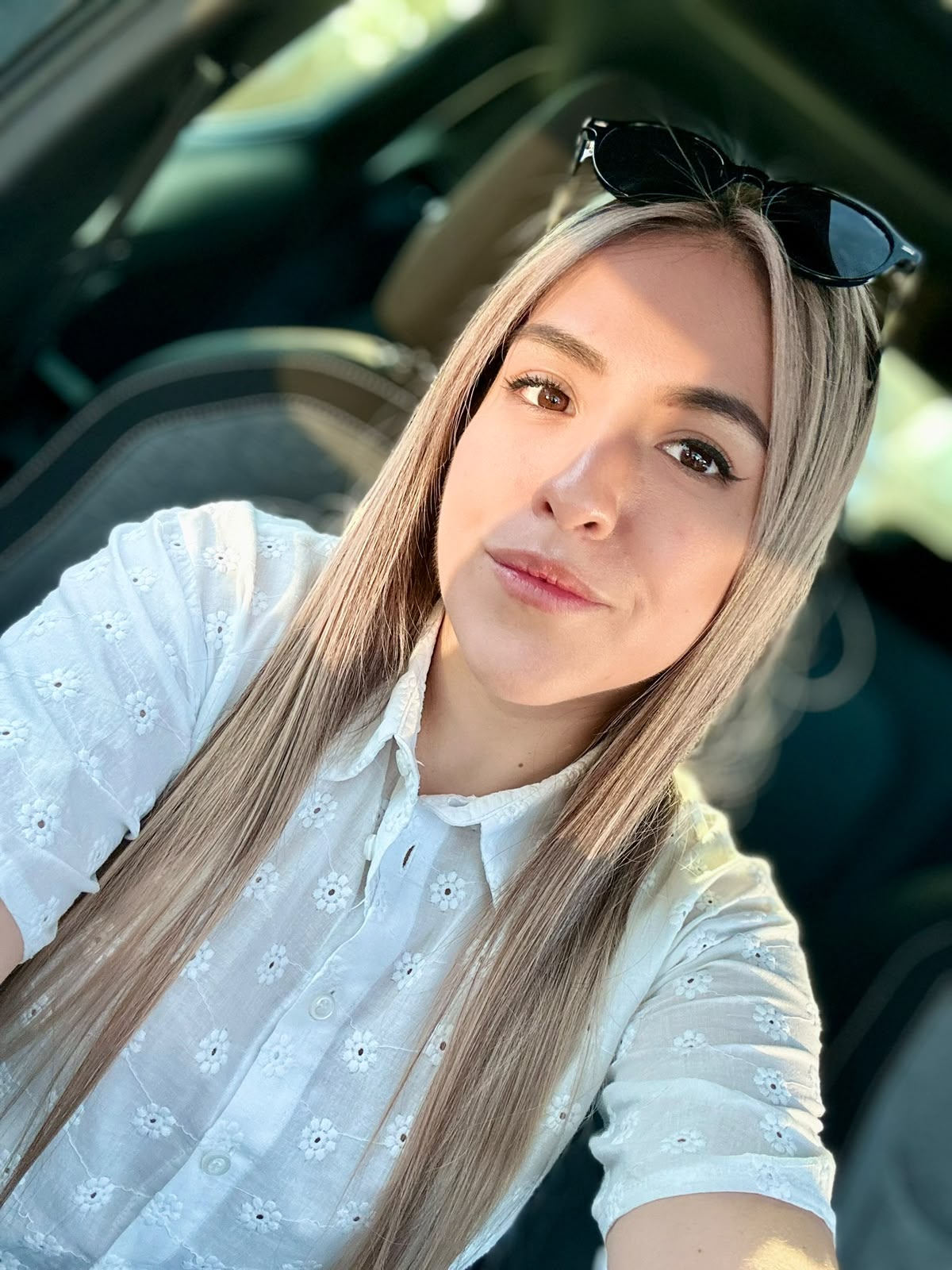 Fotografía de Carmina con blusa blanca.